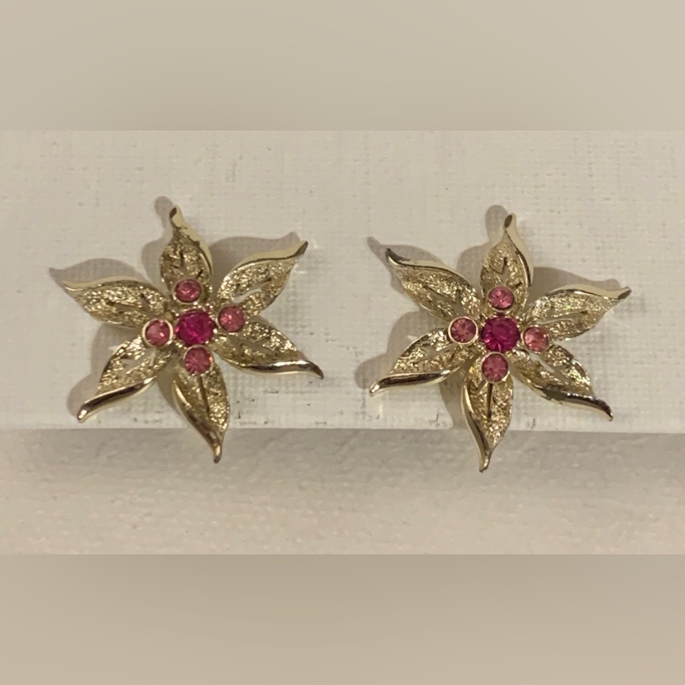NOS 1967 FASHION FLOWER Poinsettia & Pink Goldtone CLIP Earrings. S Cov HOLIDAY